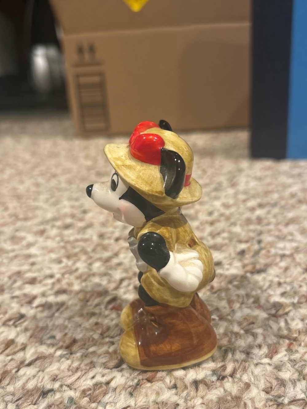 Disney Minnie Mouse Ceramic Figurine in Red, Black and Gold - Picture 4 of 4